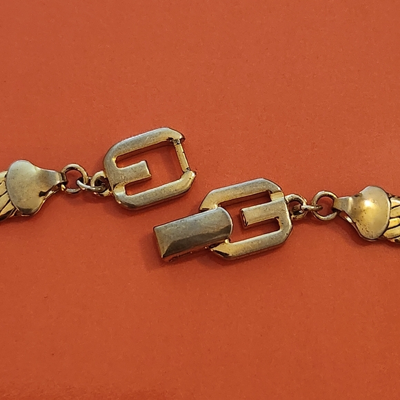 1980s Vintage Givenchy Gold Plated Double G Clasp Herringbone Chain - Picture 10 of 13